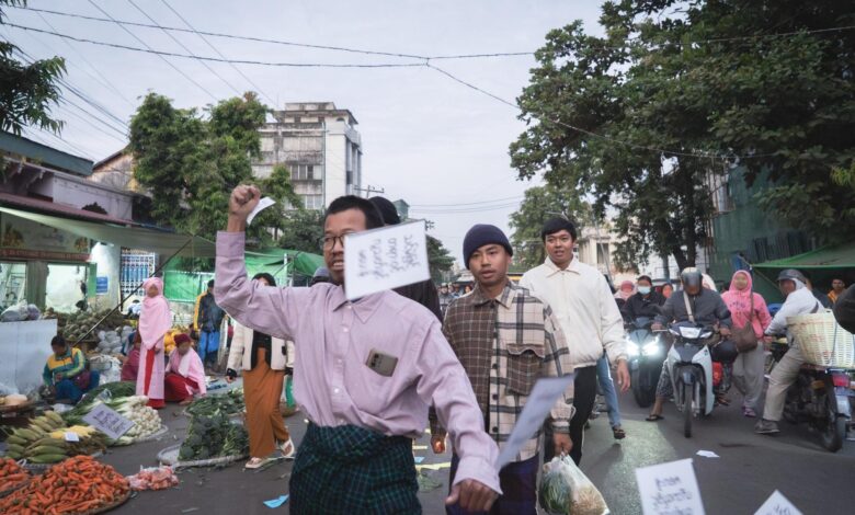 ဒီဇင်ဘာ ၄ ရက်နေ့က မန္တလေးမြို့လယ်တွင် ဆန္ဒပြပွဲ ပြုလုပ်ခဲ့စဉ်။ (ဓာတ်ပုံ-ပေးပို့)