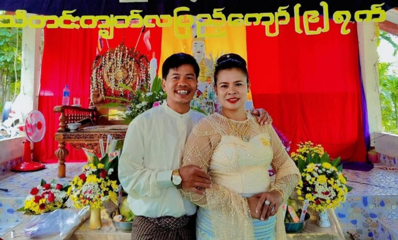 လူမှုကွန်ရက်ပေါ်တွင် ပျံ့နှံ့လာသော သတ်ဖြတ်ခံရသည်ဆိုသည့် မြို့နယ်ပညာရေးဘုတ်အဖွဲ့၏ တာဝန်ခံ ဒေါ်အေသီအောင်နှင့် ခင်ပွန်း။