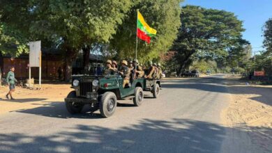 စဉ့်ကူးမြို့ကို ထိန်းချုပ်အပြီး စစ်ကော်မရှင်တပ်သားများကို တွေ့ရပုံ။