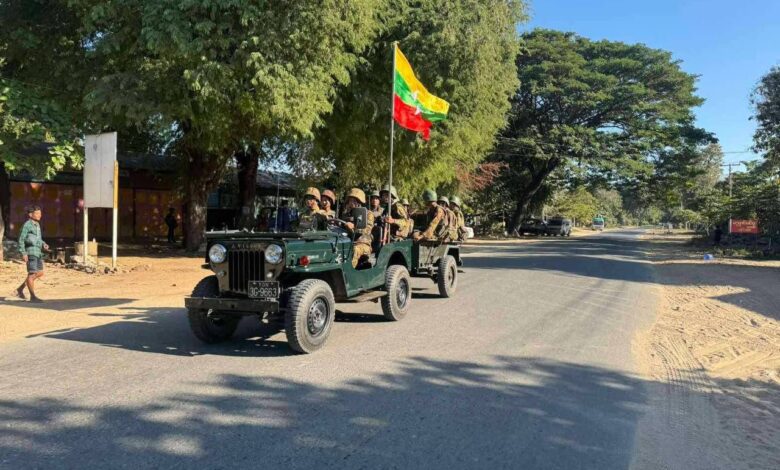 စဉ့်ကူးမြို့ကို ထိန်းချုပ်အပြီး စစ်ကော်မရှင်တပ်သားများကို တွေ့ရပုံ။