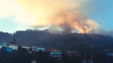 ဟားခါးမြို့ ခလရ ၂၆၆ တွင် ပေါက်ကွဲမှုများဖြစ်နေသည်ကို လှမ်းမြင်တွေ့ရစဉ်။ (ဓာတ်ပုံ- Screengrab)