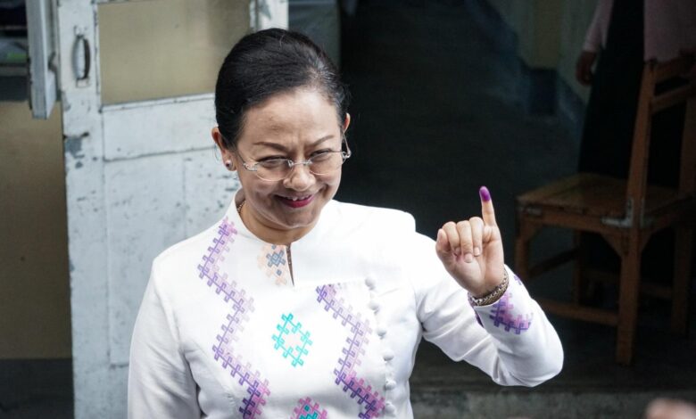 ပြည်သူ့ရှေ့ဆောင်ပါတီ(PPP) ခေါင်းဆောင် စစ်အာဏာသိမ်းဝန်ကြီးဟောင်း ဒေါ်သက်သက်ခိုင် ဒီဇင်ဘာလ ၂၈ ရက်နေ့က ကျင်းပသည့် စစ်တပ်ရွေးကောက်ပွဲတွင် မဲပေးနေစဉ်။ (ကံကောင်း /Myanmar Now)