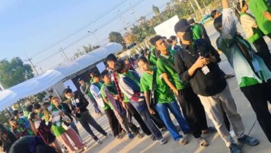 အလုပ်မှရပ်နားခံရသည့် အလုပ်သမားများ စက်ရုံသို့စုရုံးရောက်ရှိနေစဉ်။ (ဓာတ်ပုံ − ပေးပို့)