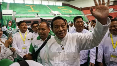 စစ်တပ် တည်ထောင်ထားသည့် ပြည်ထောင်စု ကြံ့ခိုင်ရေးနှင့် ဖွံ့ဖြိုးရေးပါတီ၏ ခေါင်းဆောင် ဦးခင်ရီနှင့် ပါတီဝင်များ။ (ဓာတ်ပုံ - Myanmar Now)