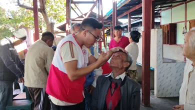 မိုးညှင်းမြို့တွင် ရောက်ရှိနေသော ကသာမြို့စစ်ရှောင်များအား ဇန်နဝါရီလ ၅ ရက်နေ့က ဆေးကုသမှု ပေးနေစဉ်။ (ဓာတ်ပုံ-Mohnyin Red Cross)