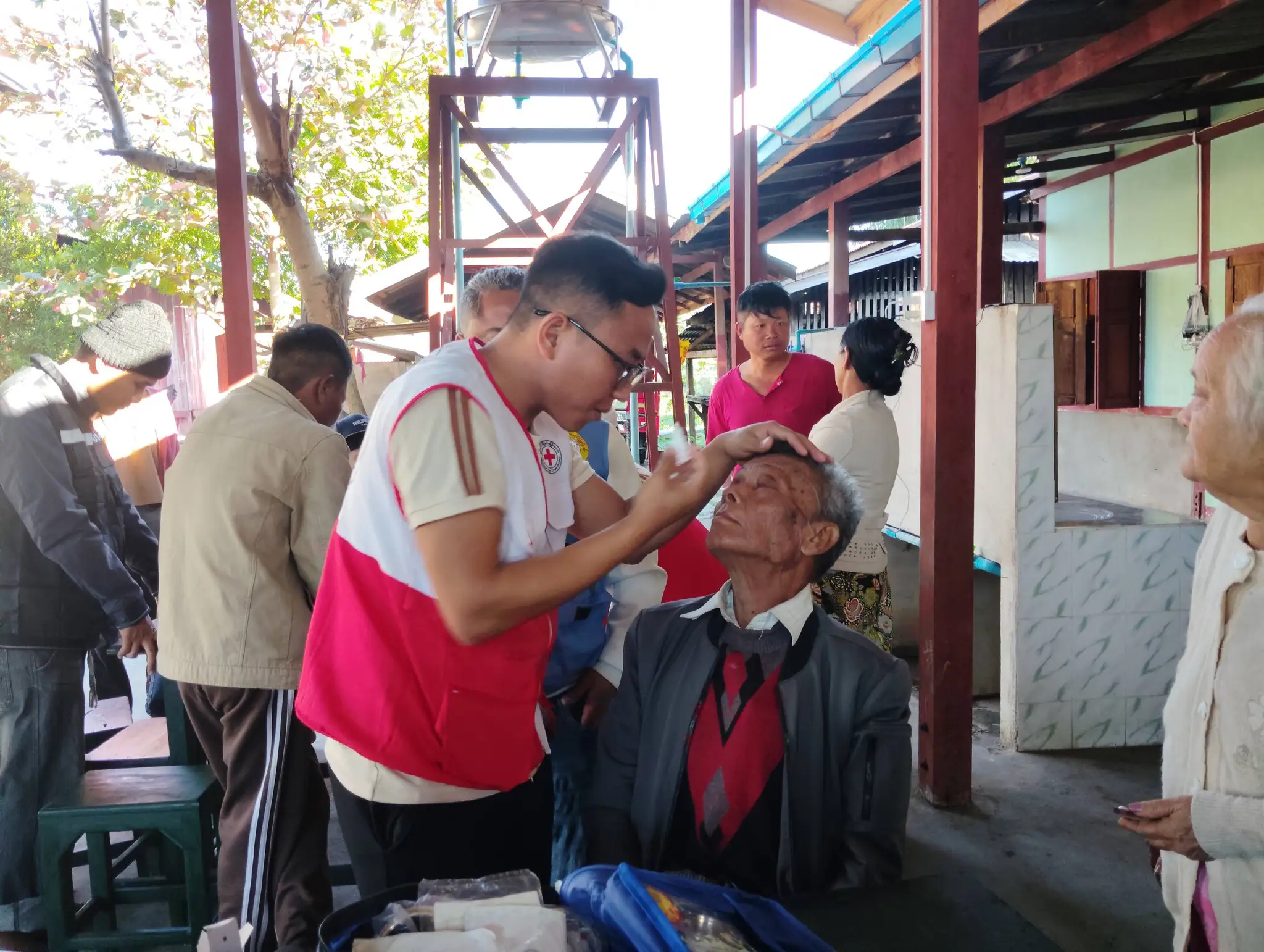 မိုးညှင်းမြို့တွင် ရောက်ရှိနေသော ကသာမြို့စစ်ရှောင်များအား ဇန်နဝါရီလ ၅ ရက်နေ့က ဆေးကုသမှု ပေးနေစဉ်။ (ဓာတ်ပုံ-Mohnyin Red Cross)