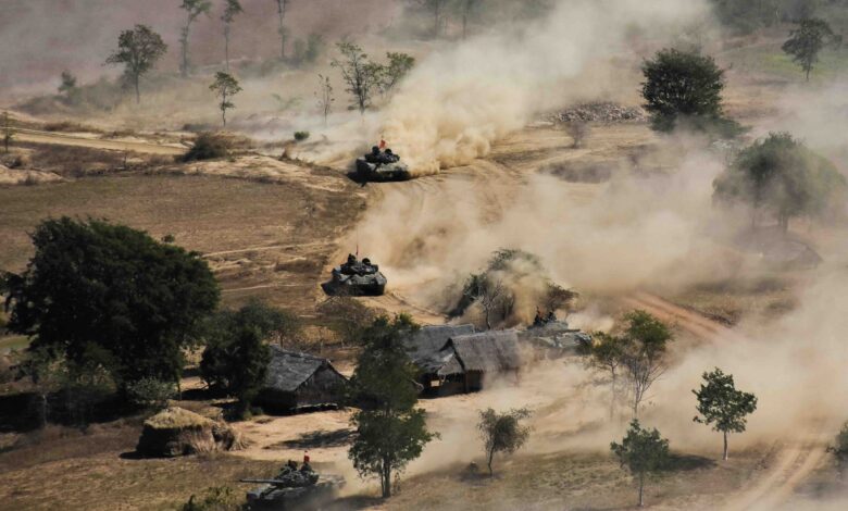 ၂၀၁၉ ခုနှစ်၊ ဇန်နဝါရီလ ၃၁ ရက်နေ့က မကွေးမြို့အနီး၌ ကြည်းတပ်နှင့်လေတပ်တို့ ပူးတွဲ လေ့ကျင့်နေစဉ်အတွင်း တွေ့ရသည့် တင့်ကားများ။ (ဓာတ်ပုံ-AFP)