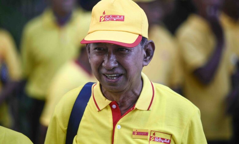 ၂၀၂၅ ခုနှစ် နိုဝင်ဘာလ ၁၉ ရက်နေ့က ရန်ကုန်မြို့တွင် ပြုလုပ်သော ပြည်သူ့ပါတီ၏ ရွေးကောက်ပွဲ မဲဆွယ်ပွဲတစ်ခုတွင် တွေ့ရသော ဦးလွင်မြင့်။ (ဓာတ်ပုံ-AFP)