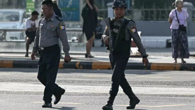 ၂၀၂၅ ခုနှစ် ဒီဇင်ဘာလ ၂၈ ရက်နေ့က ရန်ကုန်မြို့လယ်တွင်တွေ့ရသော စစ်ကော်မရှင် ရဲများ။ (ဓာတ်ပုံ-AFP)