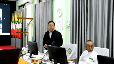 စစ်တပ်လက်အောက်ခံ ပြည်ထောင်စုရွေးကောက်ပွဲကော်မရှင် (UEC)၏ တတိယအကြီးဆုံး ရွေးကောက်ပွဲအရာရှိ ဦးအောင်လွင်ဦး (ဝတ်စုံအမဲ) (ဓာတ်ပုံ - စစ်ကော်မရှင်)