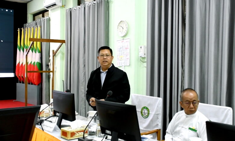 စစ်တပ်လက်အောက်ခံ ပြည်ထောင်စုရွေးကောက်ပွဲကော်မရှင် (UEC)၏ တတိယအကြီးဆုံး ရွေးကောက်ပွဲအရာရှိ ဦးအောင်လွင်ဦး (ဝတ်စုံအမဲ) (ဓာတ်ပုံ - စစ်ကော်မရှင်)