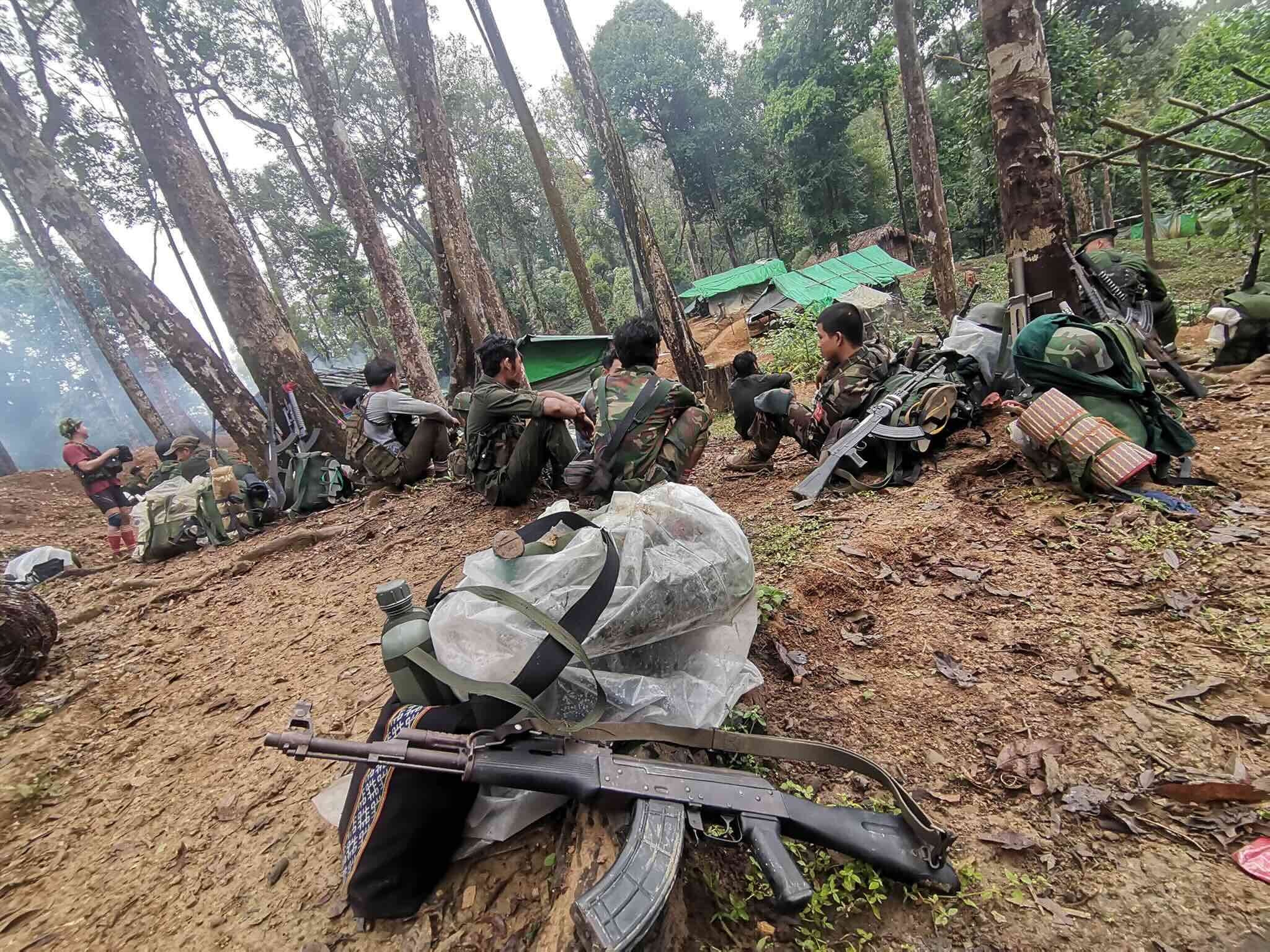 ကချင်ပြည်နယ်အတွင်း လှုပ်ရှားနေသည့် တော်လှန်ရေးတပ်ဖွဲ့ဝင်အချို့ကို ၂၀၂၅ ခုနှစ် မေလအတွင်း တွေ့ရစဉ်။ (ဓာတ်ပုံ- Sirinda)