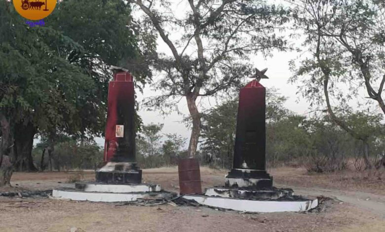 စစ်တပ်က မီးရှို့ဖျက်ဆီးသွားသည့် ပခုက္ကူမြို့နယ်၊ သစ်ပုလွေကုန်းကျေးရွာအနီး ကျဆုံးရဲဘော် နှစ်ဦး၏ အထိမ်းအမှတ် ကျောက်စာတိုင် နှစ်ခု။ (ဓာတ်ပုံ- အညာမြေ အရပ်ဘက် လူမှုအဖွဲ့အစည်း မြိုင်မြို့နယ် )