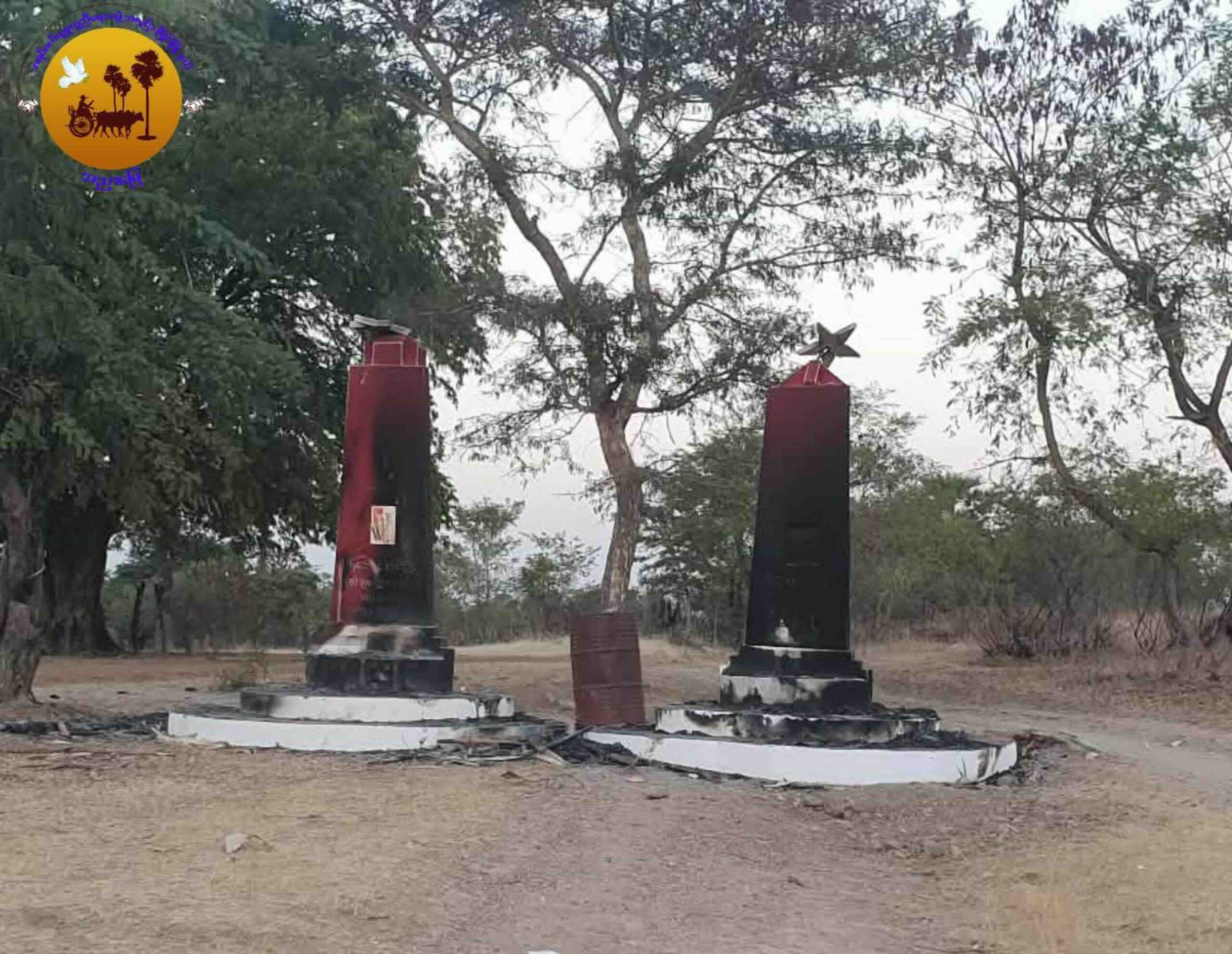 စစ်တပ်က မီးရှို့ဖျက်ဆီးသွားသည့် ပခုက္ကူမြို့နယ်၊ သစ်ပုလွေကုန်းကျေးရွာအနီး ကျဆုံးရဲဘော် နှစ်ဦး၏ အထိမ်းအမှတ် ကျောက်စာတိုင် နှစ်ခု။ (ဓာတ်ပုံ- အညာမြေ အရပ်ဘက် လူမှုအဖွဲ့အစည်း မြိုင်မြို့နယ် )