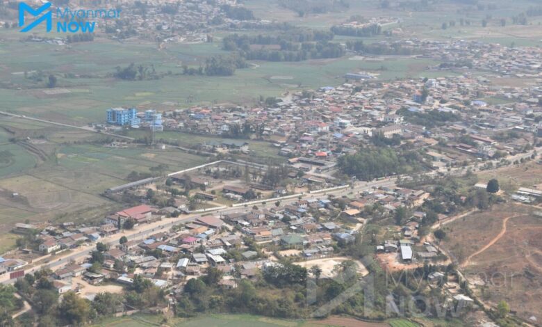 စစ်ကော်မရှင် ထိန်းချုပ်မှုအောင် ရောက်သွားသော လားရှိုးမြို့ကို ၂၀၂၅ ခုနှစ် နိုဝင်ဘာလအတွင်းက တွေ့ရစဉ်။ (ဓာတ်ပုံ- Myanmar Now)