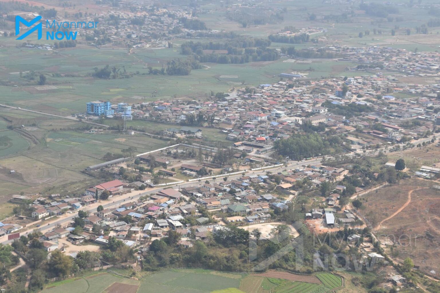 စစ်ကော်မရှင် ထိန်းချုပ်မှုအောင် ရောက်သွားသော လားရှိုးမြို့ကို ၂၀၂၅ ခုနှစ် နိုဝင်ဘာလအတွင်းက တွေ့ရစဉ်။ (ဓာတ်ပုံ- Myanmar Now)