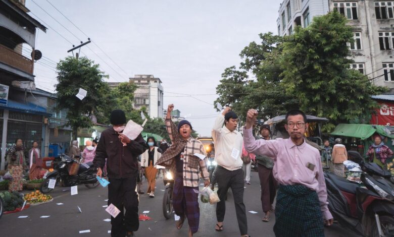-ဒီဇင်ဘာလ ၃ ရက်နေ့က ပြုလုပ်ခဲ့သော မန္တလေးဈေးချိုအနီး ဆန္ဒပြပွဲ။ (ဓာတ်ပုံ-ပေးပို့)