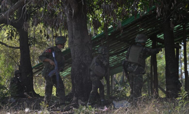 ၂၀၂၄ ခုနှစ် ဒီဇင်ဘာလအတွင်း မိုးကုတ်မြို့အနီးတွင် တွေ့ရသော တော်လှန်ရေးတပ်ဖွဲ့ဝင်များ။ (ဓာတ်ပုံ- မိုးကုတ်ဗျူဟာ)
