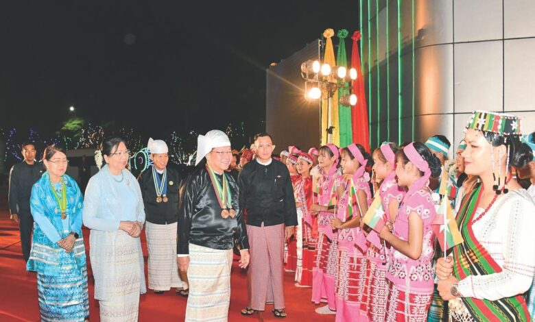 နေပြည်တော်၌ ပြည်ထောင်စုနေ့ ညစာစားပွဲတက်နေသော စစ်ခေါင်းဆောင်။ (ဓာတ်ပုံ- CINCDS)