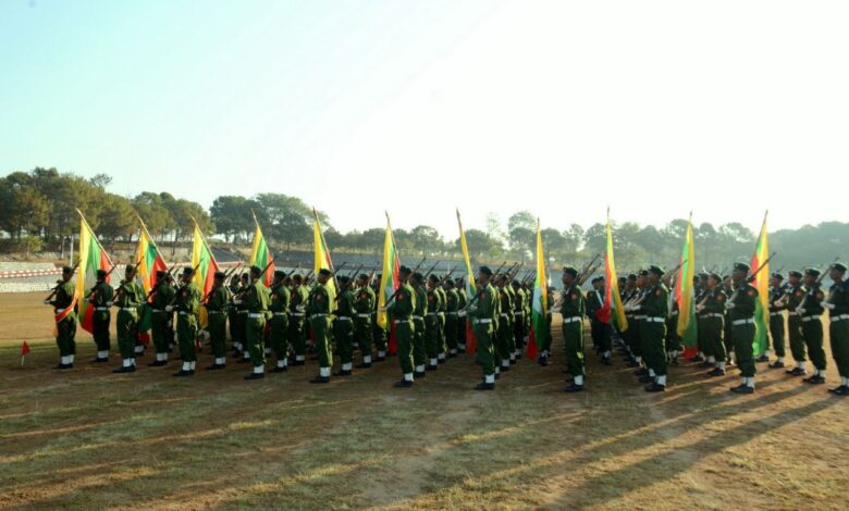 စစ်မှုထမ်းရန် ဆင့်ခေါ်ခံရသူများ သင်တန်းတက်နေသည်ကို တွေ့ရစဉ်။ (စစ်ကော်မရှင် ဝါဒဖြန့် တယ်လီဂရမ်)