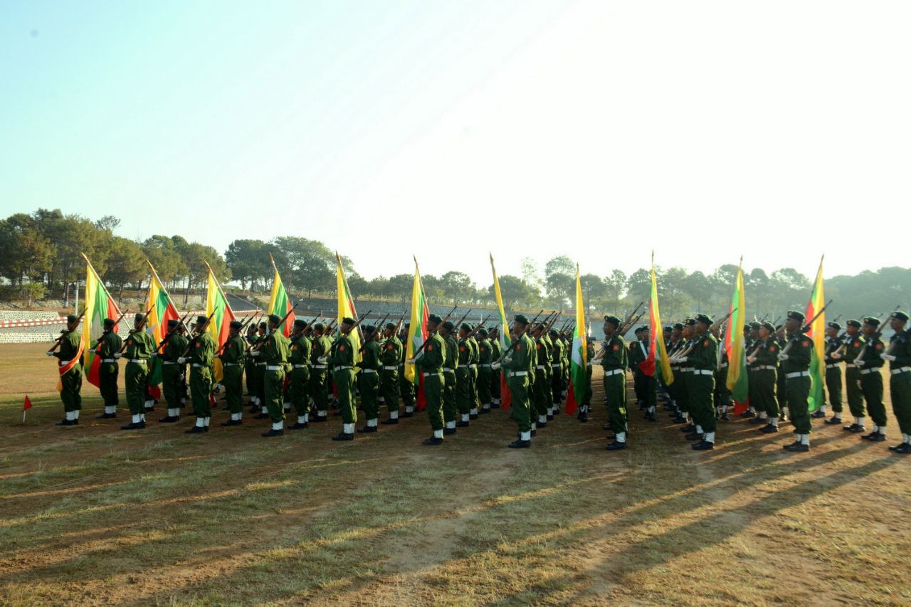 စစ်မှုထမ်းရန် ဆင့်ခေါ်ခံရသူများ သင်တန်းတက်နေသည်ကို တွေ့ရစဉ်။ (စစ်ကော်မရှင် ဝါဒဖြန့် တယ်လီဂရမ်)