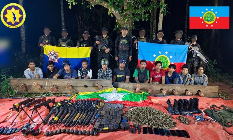 တော်လှန်ရေးတပ်များ ဖမ်းမိထားသည့် စစ်သုံ့ပန်းများနှင့် သိမ်းဆည်းရမိသည့် လက်နက်ခဲယမ်းများကို တွေ့ရစဉ်။ (ဓာတ်ပုံ − ဒူရက စစ်ကြောင်း)