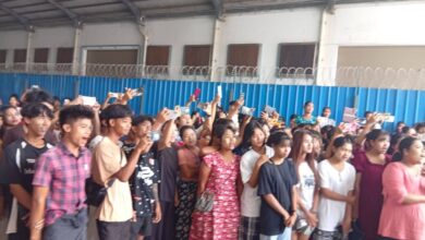 လုပ်ခလစာတိုးမြှင့်ပေးရန် တောင်းဆိုနေသည့် စန်းရန်အထည်ချုပ်စက်ရုံလုပ်သားများကို တွေ့ရစဉ်။ ဓာတ်ပုံ − Shwe Pyi Thar Township Garment Union