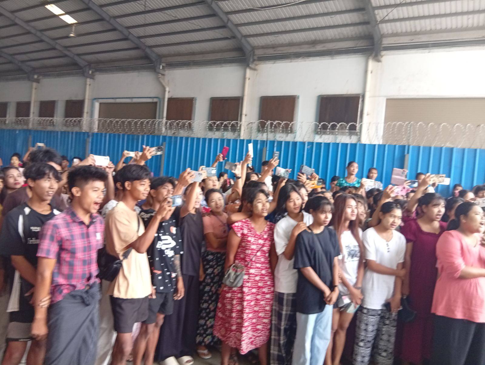 လုပ်ခလစာတိုးမြှင့်ပေးရန် တောင်းဆိုနေသည့် စန်းရန်အထည်ချုပ်စက်ရုံလုပ်သားများကို တွေ့ရစဉ်။ ဓာတ်ပုံ − Shwe Pyi Thar Township Garment Union