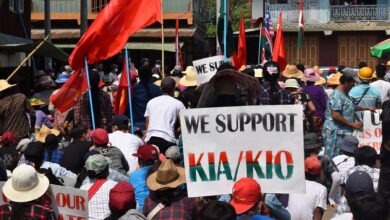 ၂၀၂၁ ခုနှစ် မေလအတွင်း ကချင်ပြည်နယ်၊ ဖားကန့်မြို့၌ ပြုလုပ်သော စစ်အာဏာသိမ်းမှု ဆန့်ကျင်ရေး ဆန္ဒပြပွဲအတွင်း ကချင်လွတ်လပ်ရေးတပ်မတော် (KIA) နှင့် ကချင်လွတ်လပ်ရေးအဖွဲ့ (KIO) တို့ကို ထောက်ခံကြောင်းဆိုင်းဘုတ်ကို ကိုင်ဆောင်ကာ ဆန္ဒပြနေသူတစ်ဦး။ (ဓာတ်ပုံ − AFP)