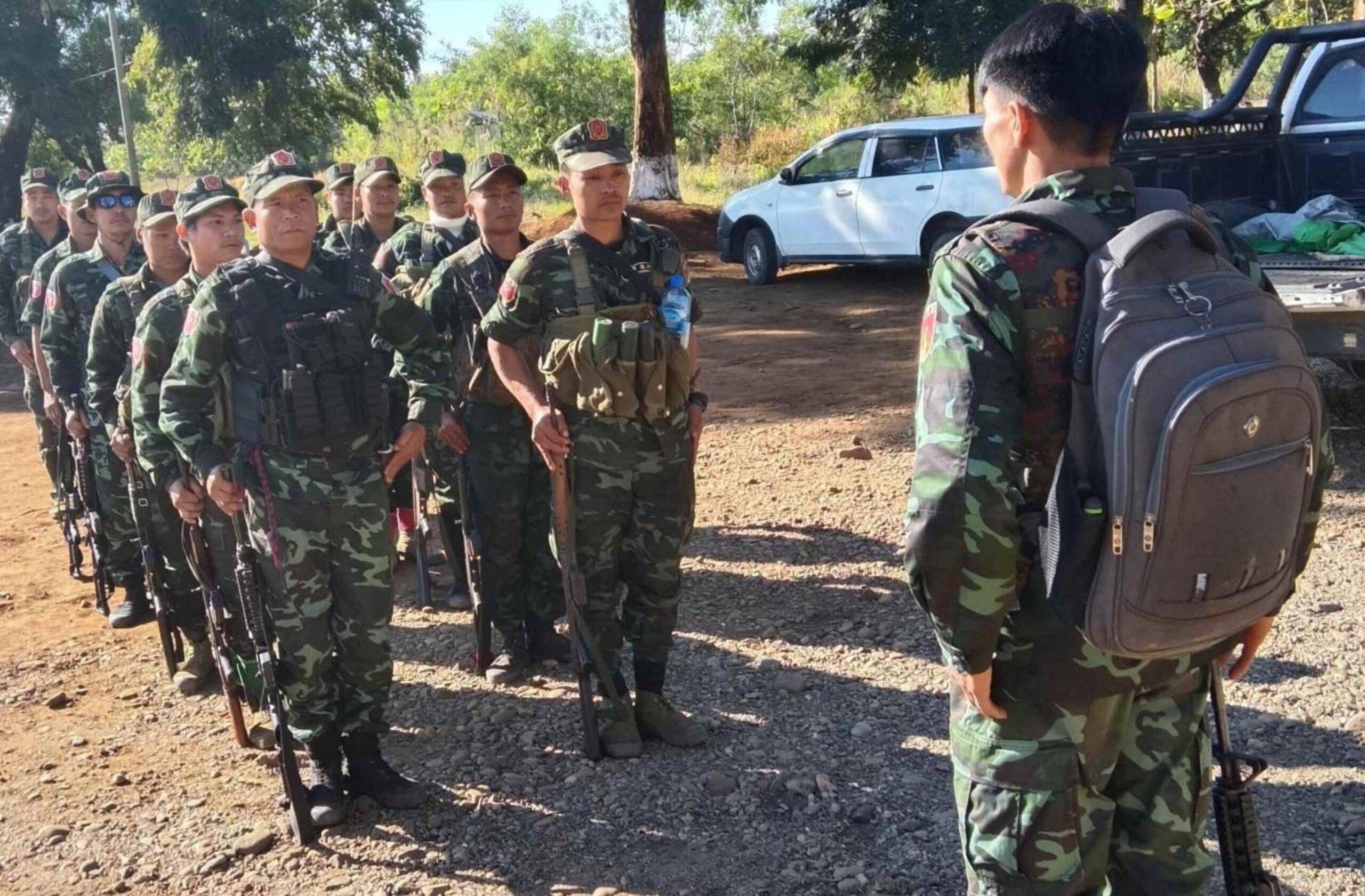 စစ်ရေးလေ့ကျင့်နေသည့် SNA တပ်ဖွဲ့ဝင်အချို့ကို တွေ့ရစဉ်။ (ဓာတ်ပုံ- SNA)