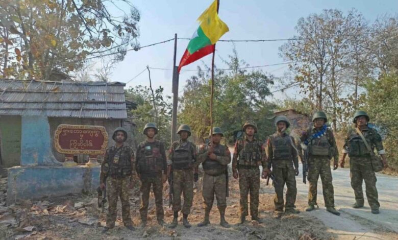 ရှားတောရွာကို သိမ်းပိုက်ပြီးနောက်တွေ့ရသော စစ်ကော်မရှင်တပ်သားများ။ (ဓာတ်ပုံ- ဝါဒဖြန့် တယ်လီဂရမ်)