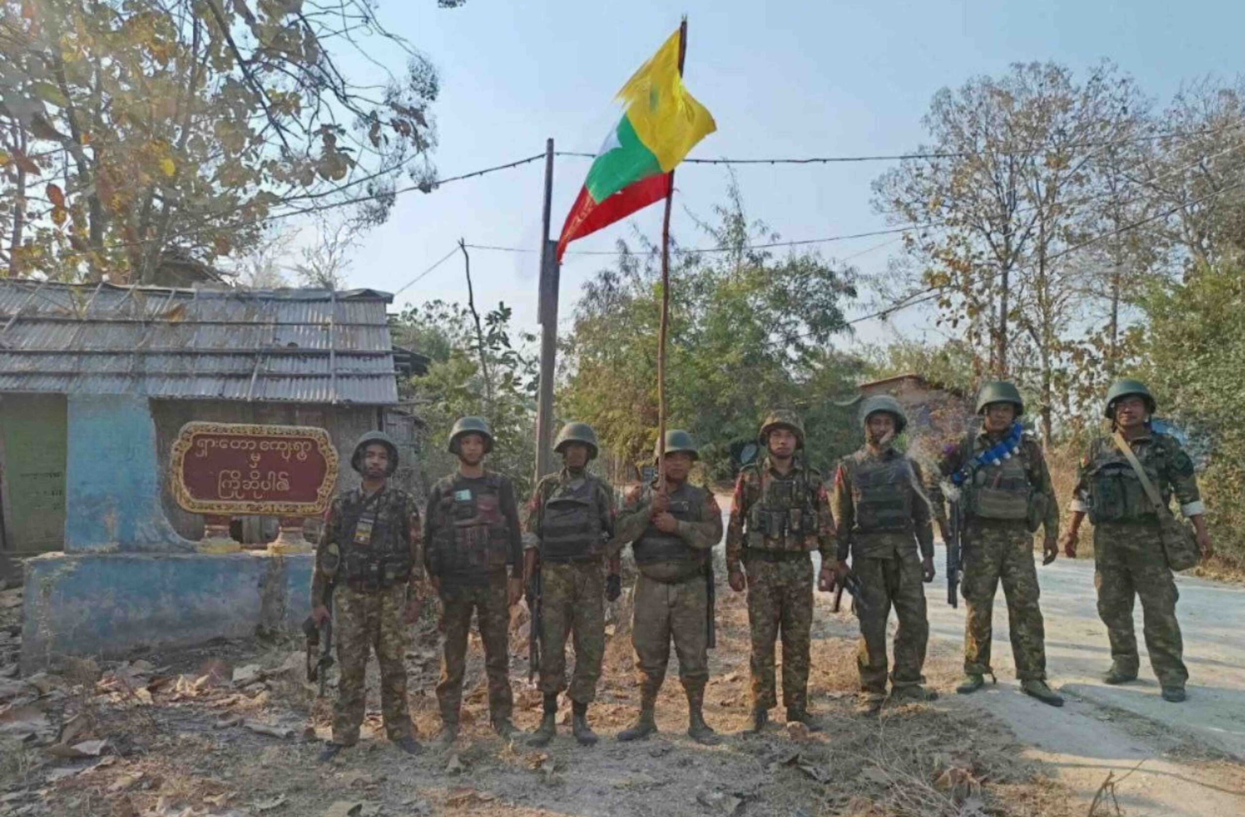 ရှားတောရွာကို သိမ်းပိုက်ပြီးနောက်တွေ့ရသော စစ်ကော်မရှင်တပ်သားများ။ (ဓာတ်ပုံ- ဝါဒဖြန့် တယ်လီဂရမ်)