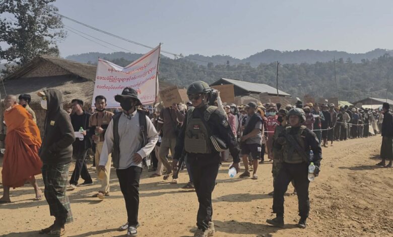 စစ်ကိုင်းတိုင်း၊ ဗန်းမောက်မြို့နယ်တွင် လက်လုပ်လက်စားရွှေတူးဖော်ရေးအခွင့်အလမ်းရရှိရန် ဖေဖော်ဝါရီလ ၉ ရက်က ဆန္ဒပြစဉ်။ ဓာတ်ပုံ - ပေးပို့