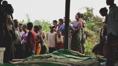 ဖေဖော်ဝါရီ ၂၄ ရက်နေ့က ပုဏ္ဏားကျွန်းမြို့နယ်၊ ယိုးငူရွာဈေးကို လေကြောင်းတိုက်ခိုက်မှုကြောင့် သေဆုံးသူအချို့ ။ (ဓာတ်ပုံ-AERO)