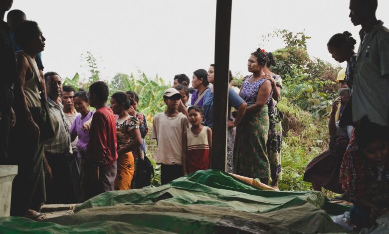 ဖေဖော်ဝါရီ ၂၄ ရက်နေ့က ပုဏ္ဏားကျွန်းမြို့နယ်၊ ယိုးငူရွာဈေးကို လေကြောင်းတိုက်ခိုက်မှုကြောင့် သေဆုံးသူအချို့ ။ (ဓာတ်ပုံ-AERO)