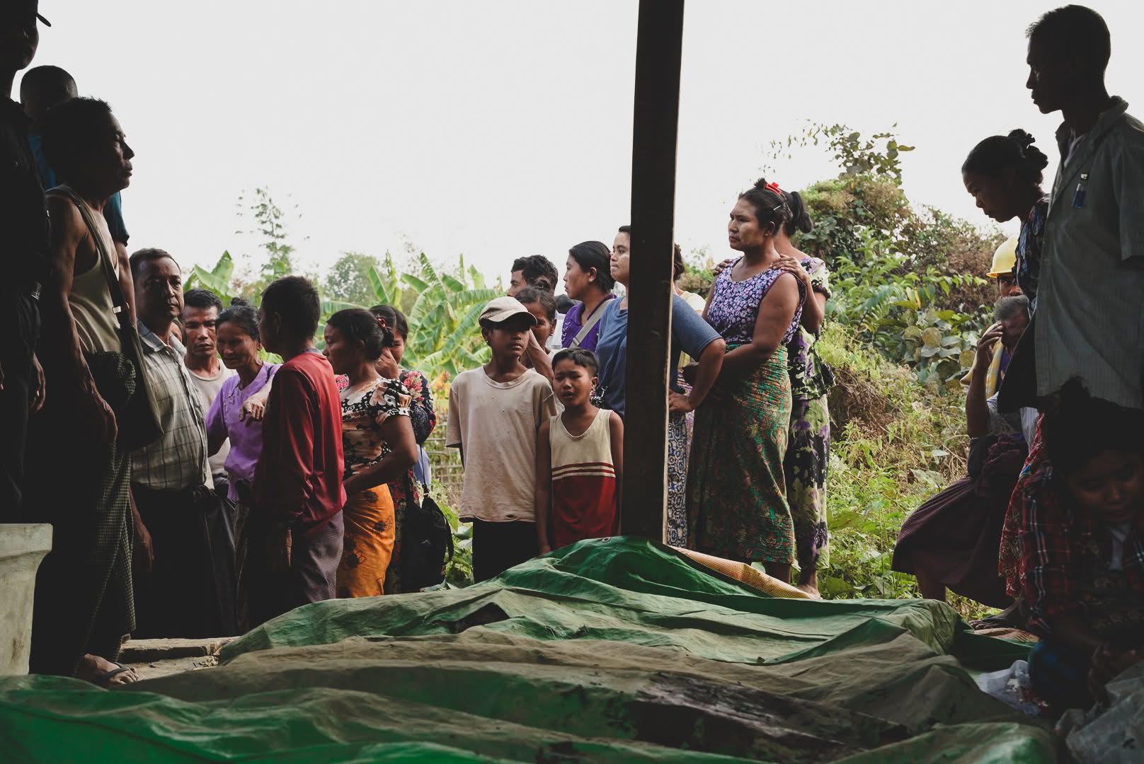 ဖေဖော်ဝါရီ ၂၄ ရက်နေ့က ပုဏ္ဏားကျွန်းမြို့နယ်၊ ယိုးငူရွာဈေးကို လေကြောင်းတိုက်ခိုက်မှုကြောင့် သေဆုံးသူအချို့ ။ (ဓာတ်ပုံ-AERO)