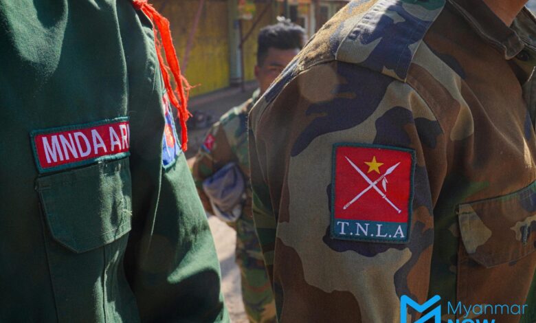 -ယခုနှစ် ဇန်နဝါရီဒုတိယပတ်က ကွတ်ခိုင်မြို့တွင်း တွေ့ရသည့် TNLA နှင့် MNDAA တပ်ဖွဲ့ဝင်များ။ (ဓာတ်ပုံ-မြတ်ပန်း/Myanmar Now)