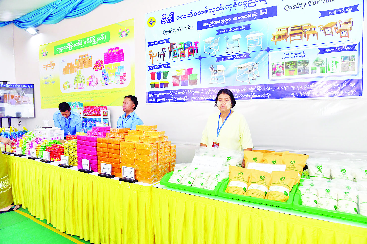 စစ်တပ်ပိုင် မြန်မာ့စီးပွားရေးဦးပိုင်ကုမ္ပဏီထုတ် ပဒုမ္မာဆပ်ပြာအရောင်းပြခန်းတစ်ခု။ (ဓာတ်ပုံ- စစ်ကောင်စီ)