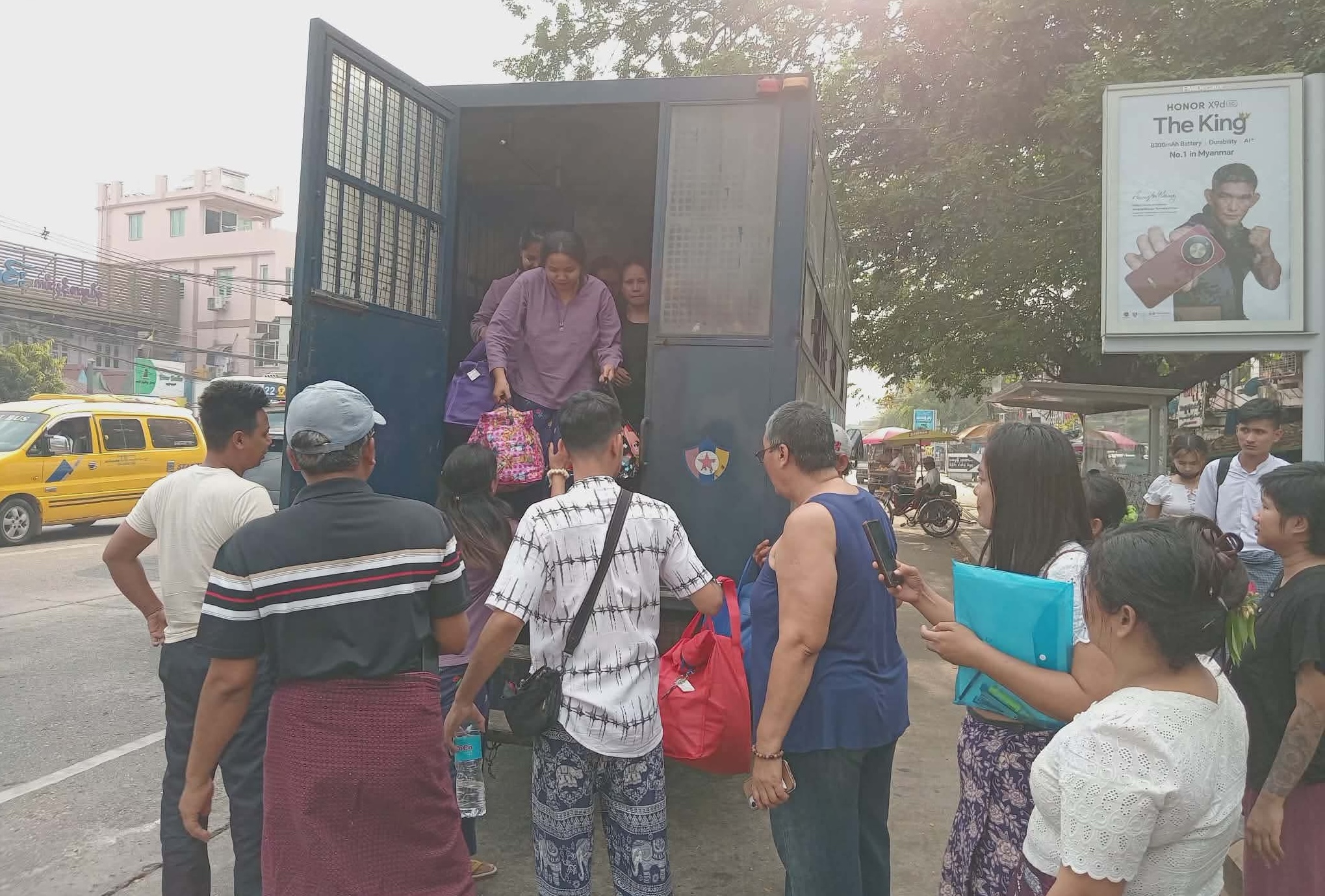 ပြန်လွတ်ပြီးနောက် အချုပ်ကားပေါ်မှ ဆင်းလာသော STUM အဖွဲ့ဝင်များကို ယမန်နေ့က တွေ့ရစဉ်။ (ဓာတ်ပုံ-STUM)