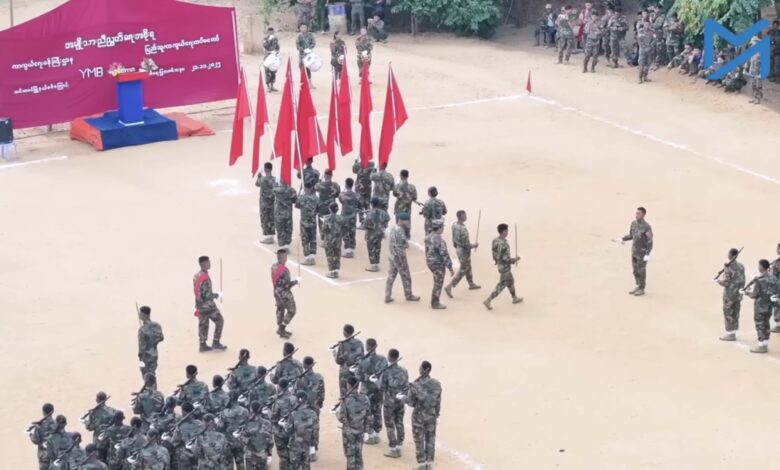-စစ်ကိုင်းတိုင်း၊ ယင်းမာပင်မြို့နယ်အခြေစိုက် တပ်ရင်းများ စုပေါင်း၍ ယင်းမာပင်မြို့နယ်စစ်ကြောင်း (YMB Column) ဖွဲ့စည်းခြင်းအခမ်းအနားကို၂၀၂၅ ခုနှစ် နိုဝင်ဘာလက ပြုလုပ်ခဲ့စဉ်။ (ဓာတ်ပုံ- Myanmar Now)
