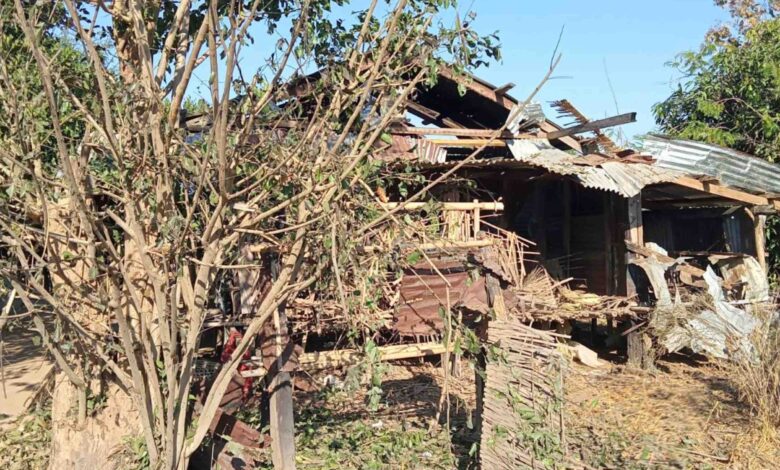 နတ်တလင်းမြို့နယ်၊ ကျောက်ပြုတ်ရွာ ဗုံးထိထားသောနေအိမ်နှင့် ဗုံးစ ကျရောက်ပေါက်ကွဲထားသည့် နေရာ။ (ဓာတ်ပုံ-ပေးပို့)