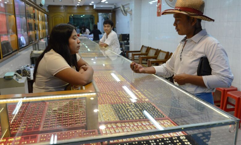 ရန်ကုန်မြို့ရှိ ရွှေဆိုင်တစ်ဆိုင်ကို ၂၀၁၆ ခုနှစ်အတွင်းက တွေ့ရစဉ်။ (ဓာတ်ပုံ − AFP)
