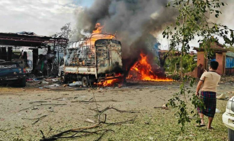 ဖေဖော်ဝါရီလ ၄ ရက်က ဝိုင်းမော်မြို့နယ် ရွှေညောင်ပင်ရွာအနီးဗုံးကြဲခံရပြီးနောက် ပျက်စီးမှုများ။ (ဓာတ်ပုံ-Naw Tu Awng)