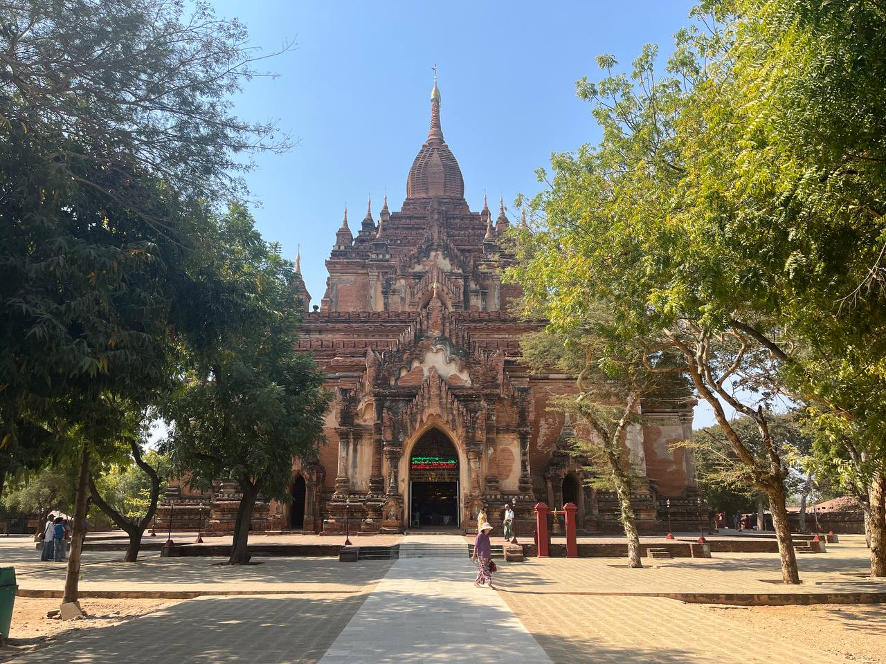 ပုဂံတွင် ဘုရားဖူးများ၊ ခရီးသည်များနှင့် စည်ကားခဲ့သည့် ထီးလိုမင်းလိုဘုရားကို မကြာသေးမီက တွေ့ရစဉ်။ (ဓာတ်ပုံ - Myanmar Now)