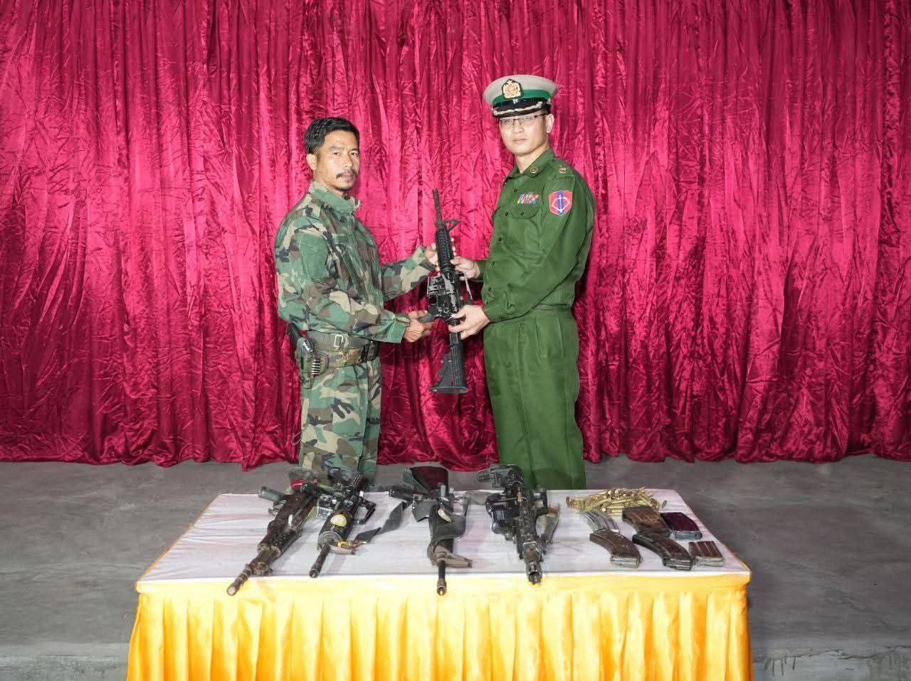 ဖေဖော်ဝါရီလ ၁၈ ရက်နေ့က စစ်တပ်ထံ လက်နက်ချနေသည့် ဗိုလ်နဂါး(ဝဲ) ။ (ဓာတ်ပုံ - စစ်ကော်မရှင်)
