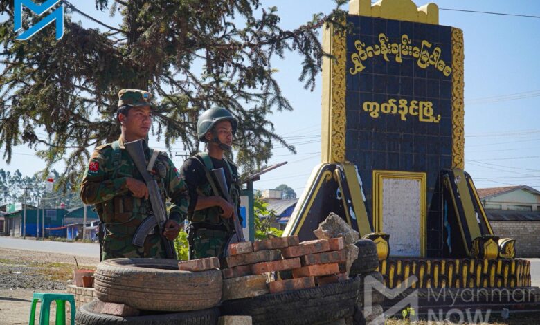 ၂၀၂၄ ခုနှစ် ဇန်နဝါရီလ ၁၃ ရက်နေ့က ကွတ်ခိုင်မြို့အဝင်တွင် စောင့်ကြပ်နေသော TNLA တပ်ဖွဲ့ဝင်နှစ်ဦး။ (ဓာတ်ပုံ- မြတ်ပန်း)