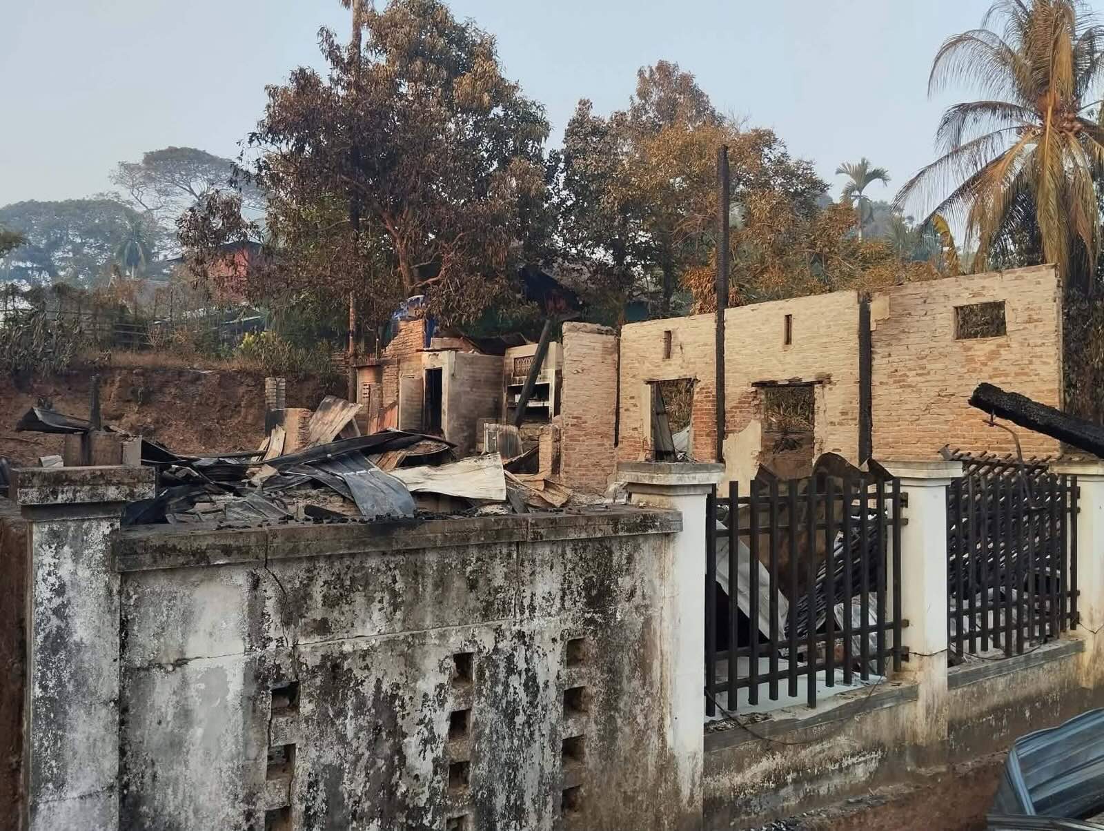 ရှပ်ပုံကျေးရွာ မီးလောင်ပြီးနောက် မြင်ကွင်းများ။ (ဓာတ်ပုံ- ကျော်ရဲအောင် ရှပ်ပုံသား)