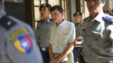 -အကျဉ်းကျနေသည့် စီးပွားရေးသမား ဦးစိုးထွန်းရှိန် ကို ၂၀၁၉ ခုနှစ် နိုဝင်ဘာလက တရားရုံးထုတ်လာချိန်တွင် တွေ့ရစဉ်။ (Myanmar Now)
