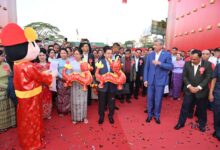 တရုတ်နှစ်သစ်ကူးနေ့အား ရုံးပိတ်ရက်အဖြစ် သတ်မှတ်ပေးထားသည့် စစ်ခေါင်းဆောင်များ ရန်ကုန်၊ တရုတ်သံရုံးက ကျင်းပသော တရုတ်နှစ်သစ်ကူးပွဲတော် အခမ်းအနားသို့ တက်ရောက်သည့် ရုပ်သံ၊ ဓာတ်ပုံ မှတ်တမ်းများ ဝေဝေဆာဆာ ထုတ်ပြန်လေ့ရှိသည်။ ယခု တွေ့ရသည်မှာ၂၀၂၄ ခုနှစ် ဖေဖော်ဝါရီလ ၁၈ ရက်နေ့ မှတ်တမ်းပုံ ဖြစ်သည်။ (ဓာတ်ပုံ - cincds)