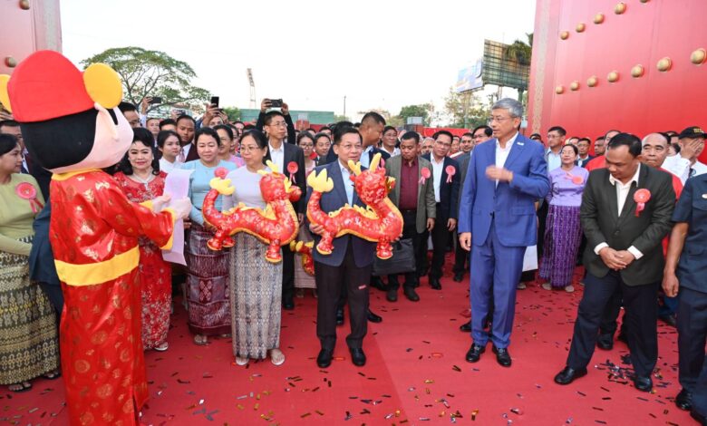 တရုတ်နှစ်သစ်ကူးနေ့အား ရုံးပိတ်ရက်အဖြစ် သတ်မှတ်ပေးထားသည့် စစ်ခေါင်းဆောင်များ ရန်ကုန်၊ တရုတ်သံရုံးက ကျင်းပသော တရုတ်နှစ်သစ်ကူးပွဲတော် အခမ်းအနားသို့ တက်ရောက်သည့် ရုပ်သံ၊ ဓာတ်ပုံ မှတ်တမ်းများ ဝေဝေဆာဆာ ထုတ်ပြန်လေ့ရှိသည်။ ယခု တွေ့ရသည်မှာ၂၀၂၄ ခုနှစ် ဖေဖော်ဝါရီလ ၁၈ ရက်နေ့ မှတ်တမ်းပုံ ဖြစ်သည်။ (ဓာတ်ပုံ - cincds)
